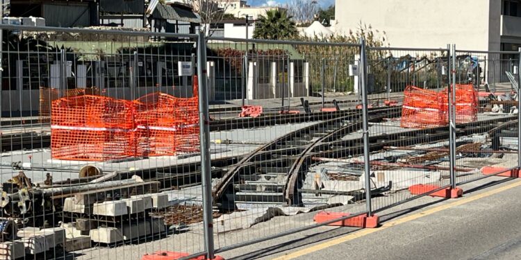 Cagliari, ecco i primi binari della metropolitana leggera nel cantiere di viale Diaz
