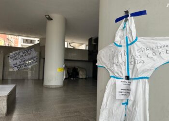 Cagliari, paura sotto il consiglio regionale: malore e corsa in ospedale per uno degli oss in presidio