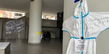 Cagliari, paura sotto il consiglio regionale: malore e corsa in ospedale per uno degli oss in presidio