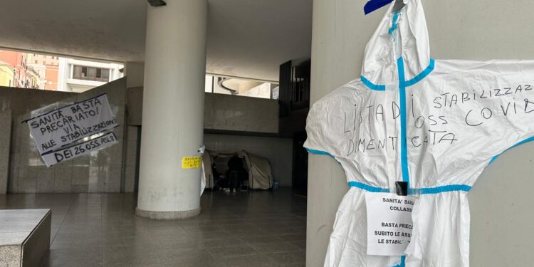 Cagliari, paura sotto il consiglio regionale: malore e corsa in ospedale per uno degli oss in presidio