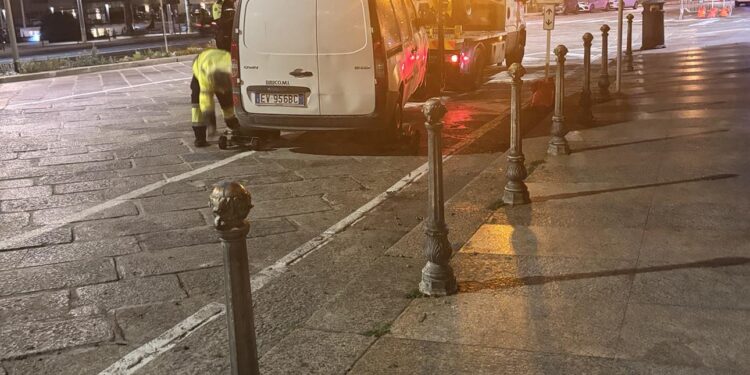 Cagliari, centinaia di automobilisti multati nella notte in via Roma: c’è la maratona, il carro attrezzi non perdona