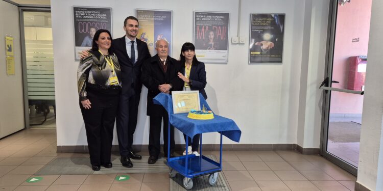 Guspini, festa grande per il cliente centenario: gli auguri delle Poste a Emilio Marroccu