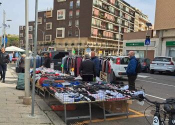 Cagliari, la sorpresa davanti al Lirico: “Da tempio della musica a Bancarella della mutanda….come stiamo cadendo in basso”
