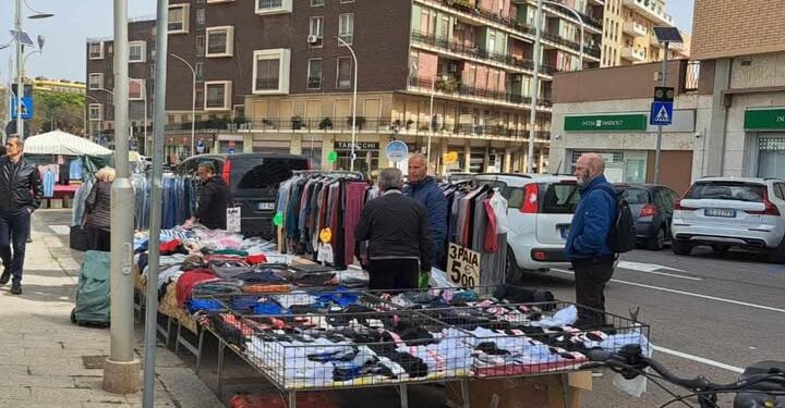 Cagliari, la sorpresa davanti al Lirico: “Da tempio della musica a Bancarella della mutanda….come stiamo cadendo in basso”