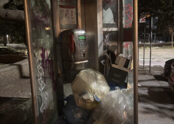 Inciviltà a Cagliari: in via Roma le cabine telefoniche usate come discariche della spazzatura