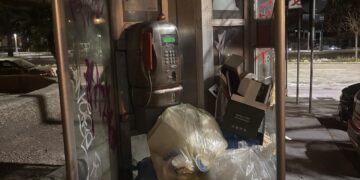 Inciviltà a Cagliari: in via Roma le cabine telefoniche usate come discariche della spazzatura