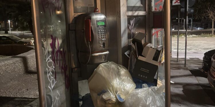 Inciviltà a Cagliari: in via Roma le cabine telefoniche usate come discariche della spazzatura