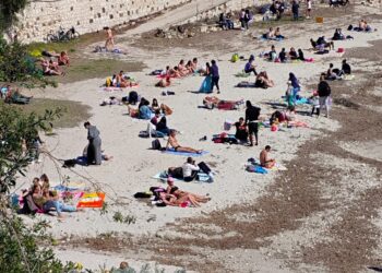 Cagliari, quanta voglia di primavera e di mare: la spiaggia di Calamosca invasa dai bagnanti