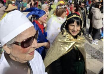 Cagliari, a Pirri impazza il Carnevale: centinaia di bambini, famiglie e anziani ballano in maschera scatenati (VIDEO)