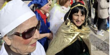 Cagliari, a Pirri impazza il Carnevale: centinaia di bambini, famiglie e anziani ballano in maschera scatenati (VIDEO)
