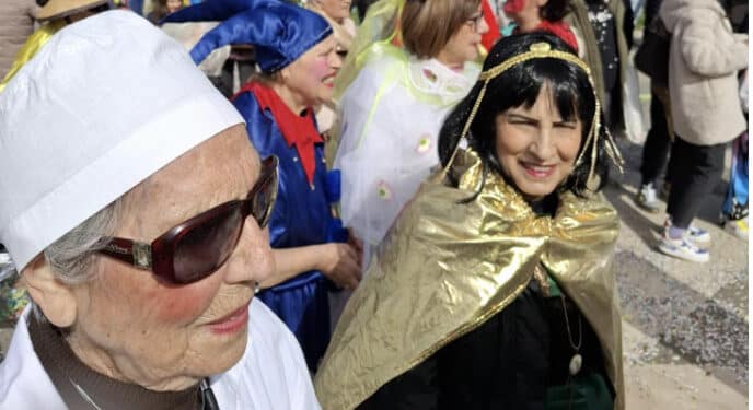 Cagliari, a Pirri impazza il Carnevale: centinaia di bambini, famiglie e anziani ballano in maschera scatenati (VIDEO)