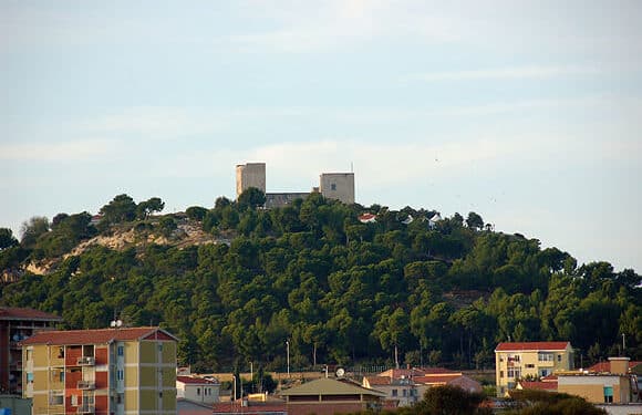 Cagliari, a San Michele lampioni accesi giorno e notte
