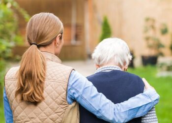 Sardegna, l’esercito di colf e badanti: in 47mila per aiutare famiglie e anziani, boom a Cagliari