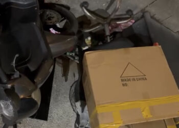 La vergognosa discarica davanti al consiglio regionale di Cagliari, il Comune dov’è? Mobili, spazzatura e sedie da pc (VIDEO)