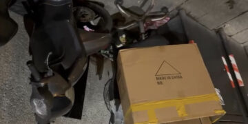 La vergognosa discarica davanti al consiglio regionale di Cagliari, il Comune dov’è? Mobili, spazzatura e sedie da pc (VIDEO)