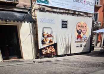 Saranno pure due facce simpatiche, ma in pieno Centro Storico, in Corso Vittorio Emanuele angolo Via Portoscalas,chi ha autorizzato questo” quadro” ?