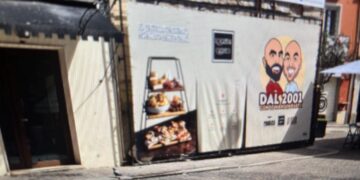 Saranno pure due facce simpatiche, ma in pieno Centro Storico, in Corso Vittorio Emanuele angolo Via Portoscalas,chi ha autorizzato questo” quadro” ?