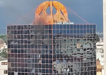 Cagliari, paura alla Torre Rossa di Monreale : le fiamme avvolgono il palazzo