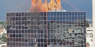 Cagliari, paura alla Torre Rossa di Monreale : le fiamme avvolgono il palazzo