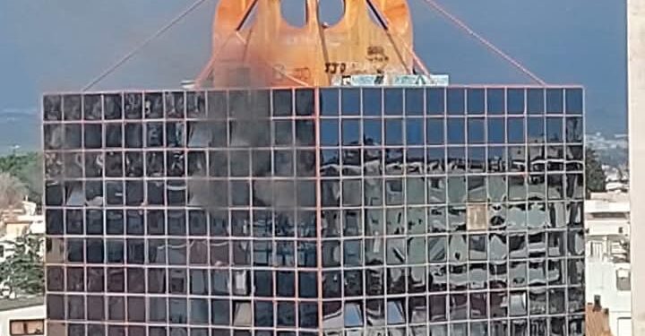 Cagliari, paura alla Torre Rossa di Monreale : le fiamme avvolgono il palazzo