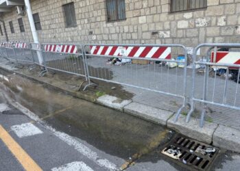 Cagliari, svolta “storica” in via Flavio Gioia: finalmente riparata la rete idrica che aveva distrutto il marciapiede