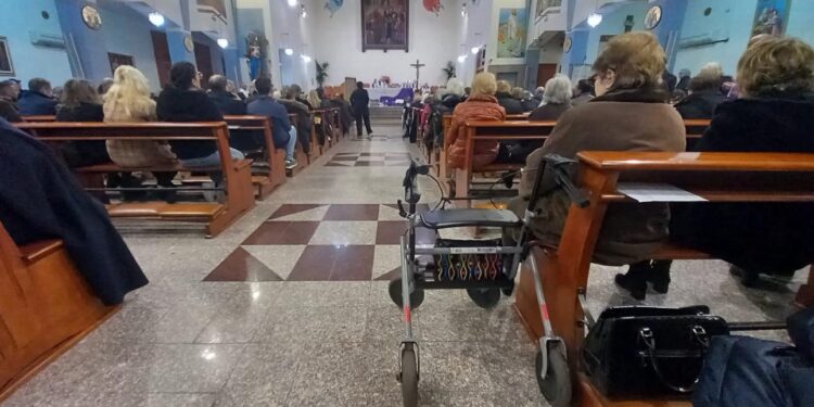 Piazza Giovanni, la magia dell’apertura della porta del Giubileo per i disabili con Don Caschili