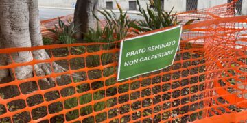 Nuovi lavori in piazza Gramsci a Cagliari, prato seminato: dopo dieci anni l’illuminazione è un optional (VIDEO)