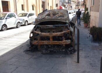 Tensione a Villanova, auto bruciata nella notte e aria irrespirabile per gli abitanti: “Qui siamo fuori controllo”