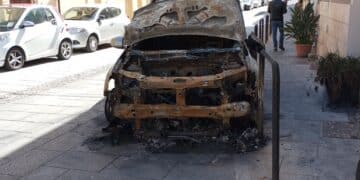 Tensione a Villanova, auto bruciata nella notte e aria irrespirabile per gli abitanti: “Qui siamo fuori controllo”