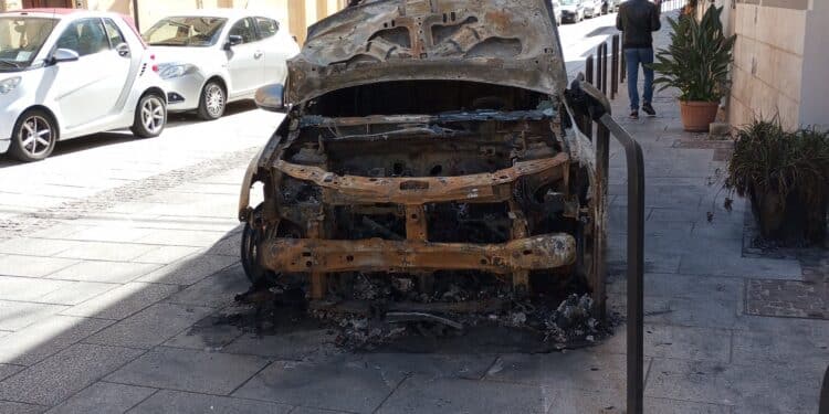 Tensione a Villanova, auto bruciata nella notte e aria irrespirabile per gli abitanti: “Qui siamo fuori controllo”