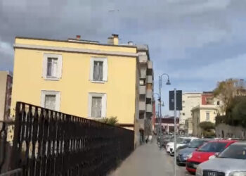Continuano le aggressioni nel centro di Cagliari, tra minacce e pestaggi: “Qui in via Mameli viviamo nel far west” (VIDEO)