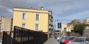 Continuano le aggressioni nel centro di Cagliari, tra minacce e pestaggi: “Qui in via Mameli viviamo nel far west” (VIDEO)