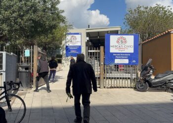Mercato provvisorio di Piazza Nazzari, diminuisce l’affluenza della prima settimana e qualche box resta ancora chiuso (VIDEO)