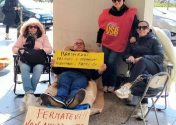 “Dopo il covid siamo stati dimenticati”: a Cagliari gli operatori sanitari non mollano, presidio in consiglio regionale