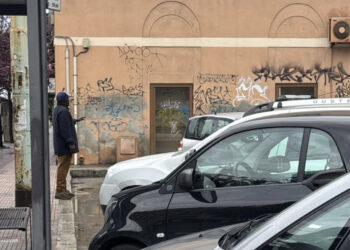 La piaga dei parcheggiatori abusivi a Cagliari non si ferma: il “pizzo” per lasciare l’auto dilaga anche sotto il Comune (VIDEO)