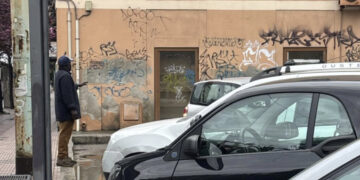 La piaga dei parcheggiatori abusivi a Cagliari non si ferma: il “pizzo” per lasciare l’auto dilaga anche sotto il Comune (VIDEO)