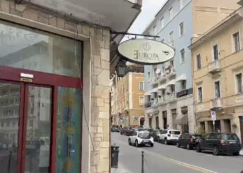 C’era una volta Piazza Repubblica, oggi l’ombra di quella che era un tempo: chiuso il bar Europa, edicola in vendita (VIDEO)