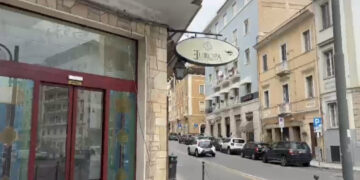 C’era una volta Piazza Repubblica, oggi l’ombra di quella che era un tempo: chiuso il bar Europa, edicola in vendita (VIDEO)