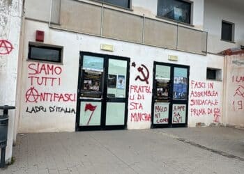 Al teatro di Ozieri spuntano minacce di morte e scritte intimidatorie contro Giorgia Meloni: “I cattivi maestri”