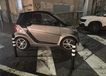 Cagliari, davanti a Palazzo Doglio il codice della strada non esiste: tanti in sosta vietata, la Smartina dribbla anche i paletti
