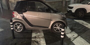 Cagliari, davanti a Palazzo Doglio il codice della strada non esiste: tanti in sosta vietata, la Smartina dribbla anche i paletti