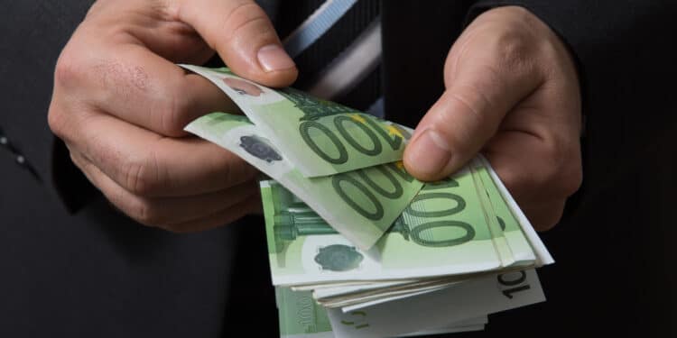 Cagliari, controlli a tappeto anti lavoro nero: chiusura e multe a pizzeria e pub