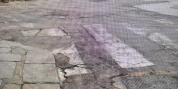 Cagliari, il mistero delle strisce pedonali: alcune soppresse, altre diventano barriere, altre restano invisibili