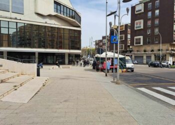 Cagliari, polemica sulle bancarelle del mercato davanti al teatro Lirico: “Ma come? Anche gli ambulanti hanno diritto a lavorare”