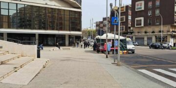 Cagliari, polemica sulle bancarelle del mercato davanti al teatro Lirico: “Ma come? Anche gli ambulanti hanno diritto a lavorare”