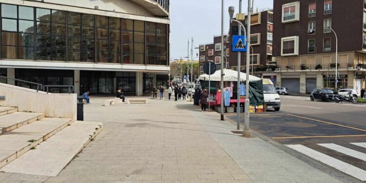 Cagliari, polemica sulle bancarelle del mercato davanti al teatro Lirico: “Ma come? Anche gli ambulanti hanno diritto a lavorare”