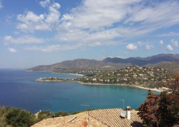 Quartu, il maniaco dell’autoerotismo torna a colpire a Terra Mala e a Foxi: “Nudo in una Panda rossa”