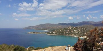 Quartu, il maniaco dell’autoerotismo torna a colpire a Terra Mala e a Foxi: “Nudo in una Panda rossa”