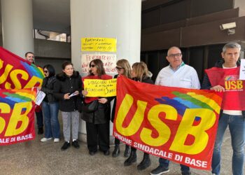 I 26 Oss ancora aspettano risposte, da oggi parte un presidio di protesta in via Roma: la battaglia continua (VIDEO)