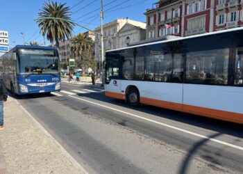 Cagliari, via Roma sempre più pericolosa per i pedoni: i bus nella carreggiata stretta mettono paura a chi attraversa (VIDEO)